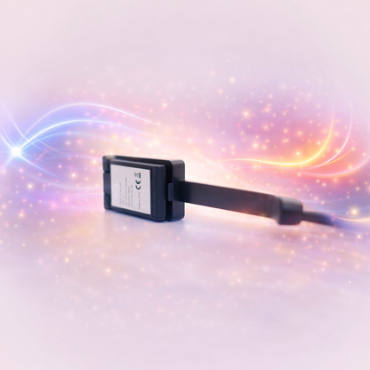 Das minimalistische, schwarze Steuergerät steht für volle Kontrolle und moderne Eleganz. Das dezente Power-Symbol vermittelt sofort: Ein Knopfdruck – und dein Raum verwandelt sich.
Die sanften Lichtwellen im Hintergrund erzeugen ein Gefühl von Energie, Technik und Zukunft, während das schlichte Design Vertrauen und Qualität ausstrahlt. Dieses Bild sagt: Ein kleines Gerät, große Wirkung.